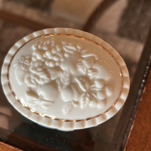 𝅺LENOX porcelain oval trinket box - Picture 2 of 7